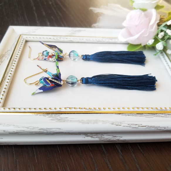 折り鶴とブルーのタッセルのピアス又はイヤリング　結婚式、成人式、卒業式、入学式 2枚目の画像