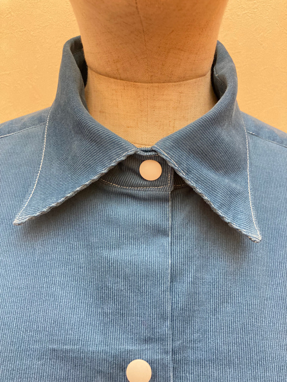 青いコーデュロイのシャツ 3枚目の画像