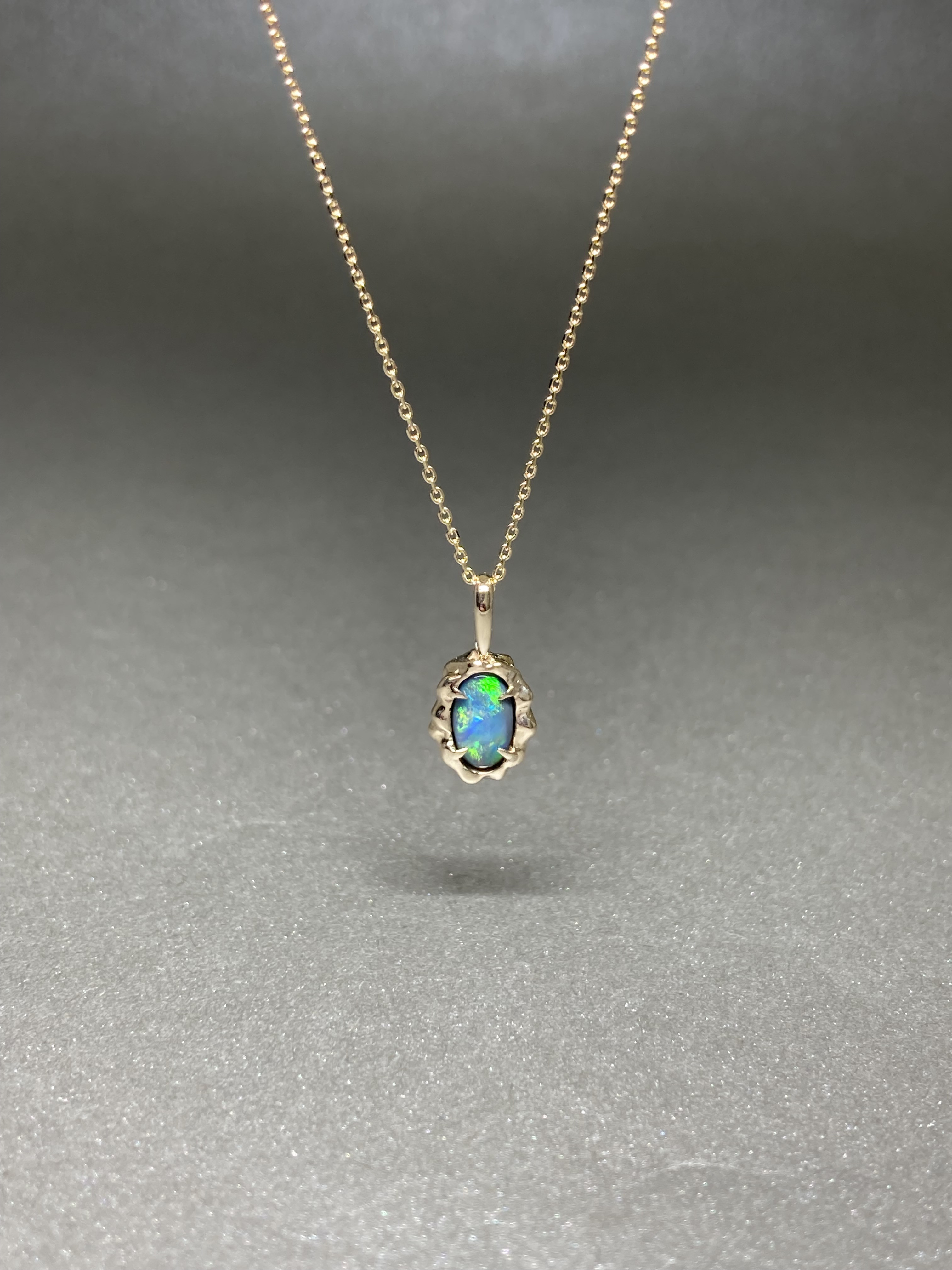 まるで小さな地球のような、海や森林や大陸色の遊色が美しいブラックオパールネックレス