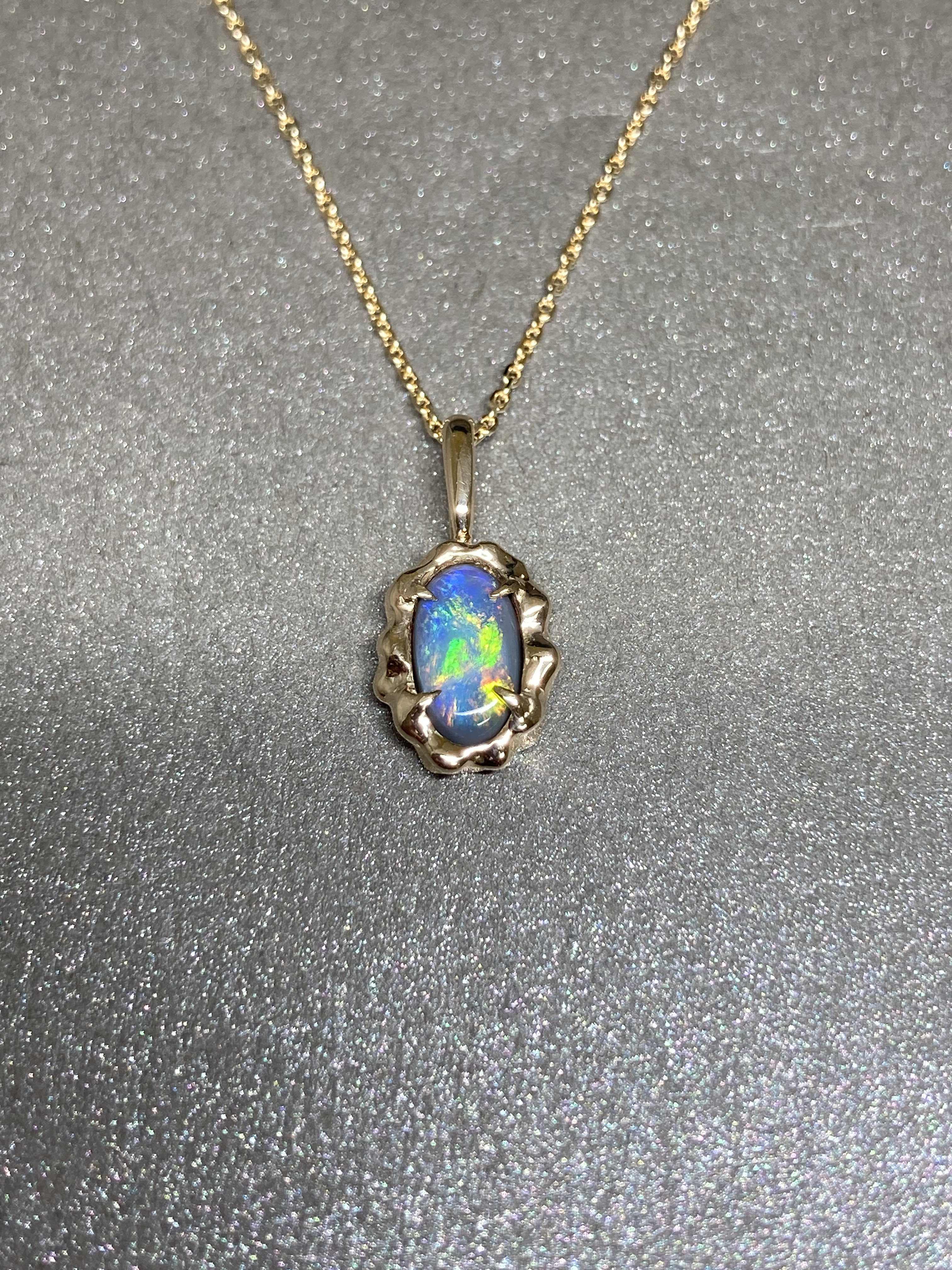 まるで小さな地球のような、海や森林や大陸色の遊色が美しいブラックオパールネックレス