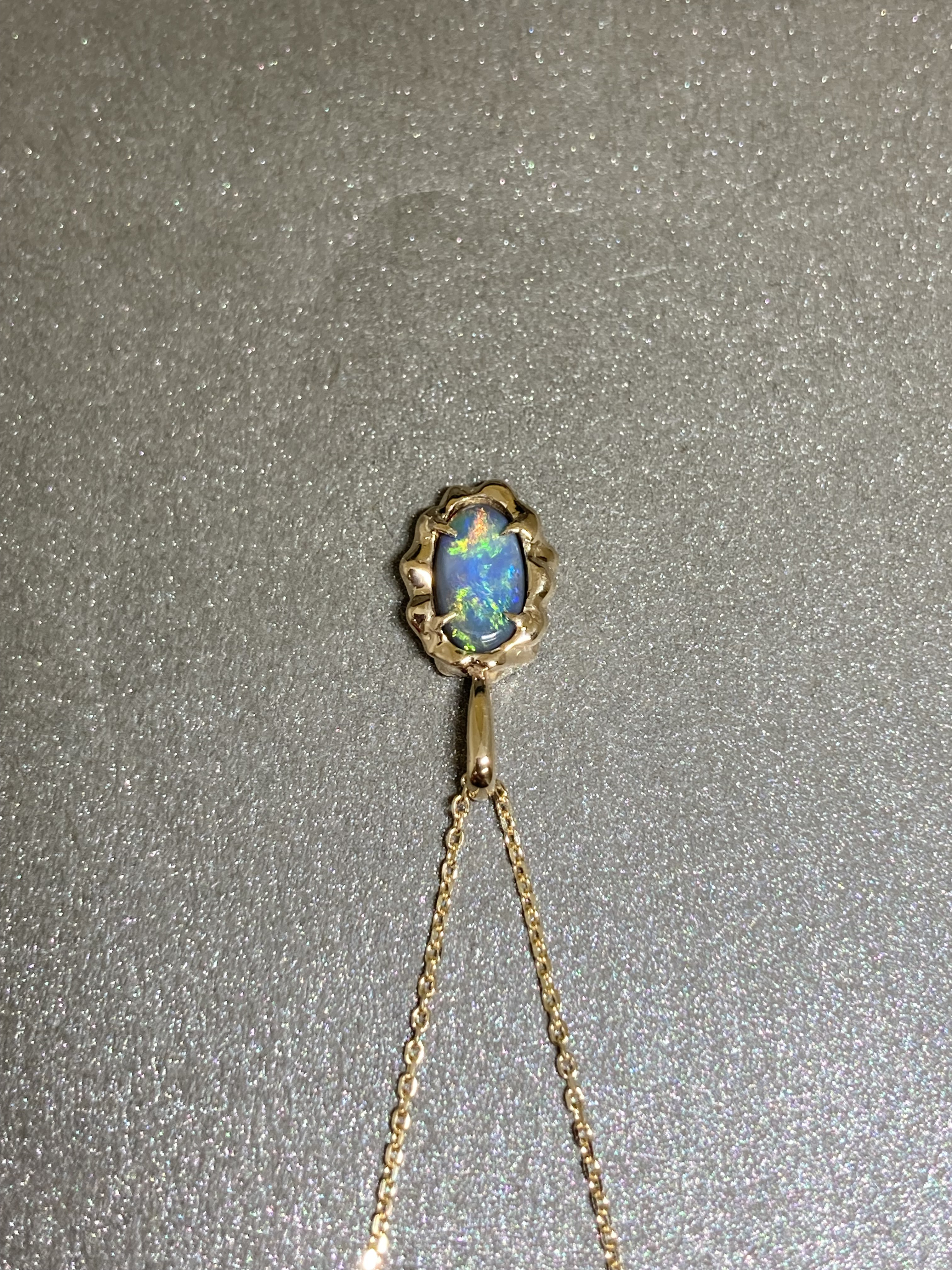 まるで小さな地球のような、海や森林や大陸色の遊色が美しいブラックオパールネックレス