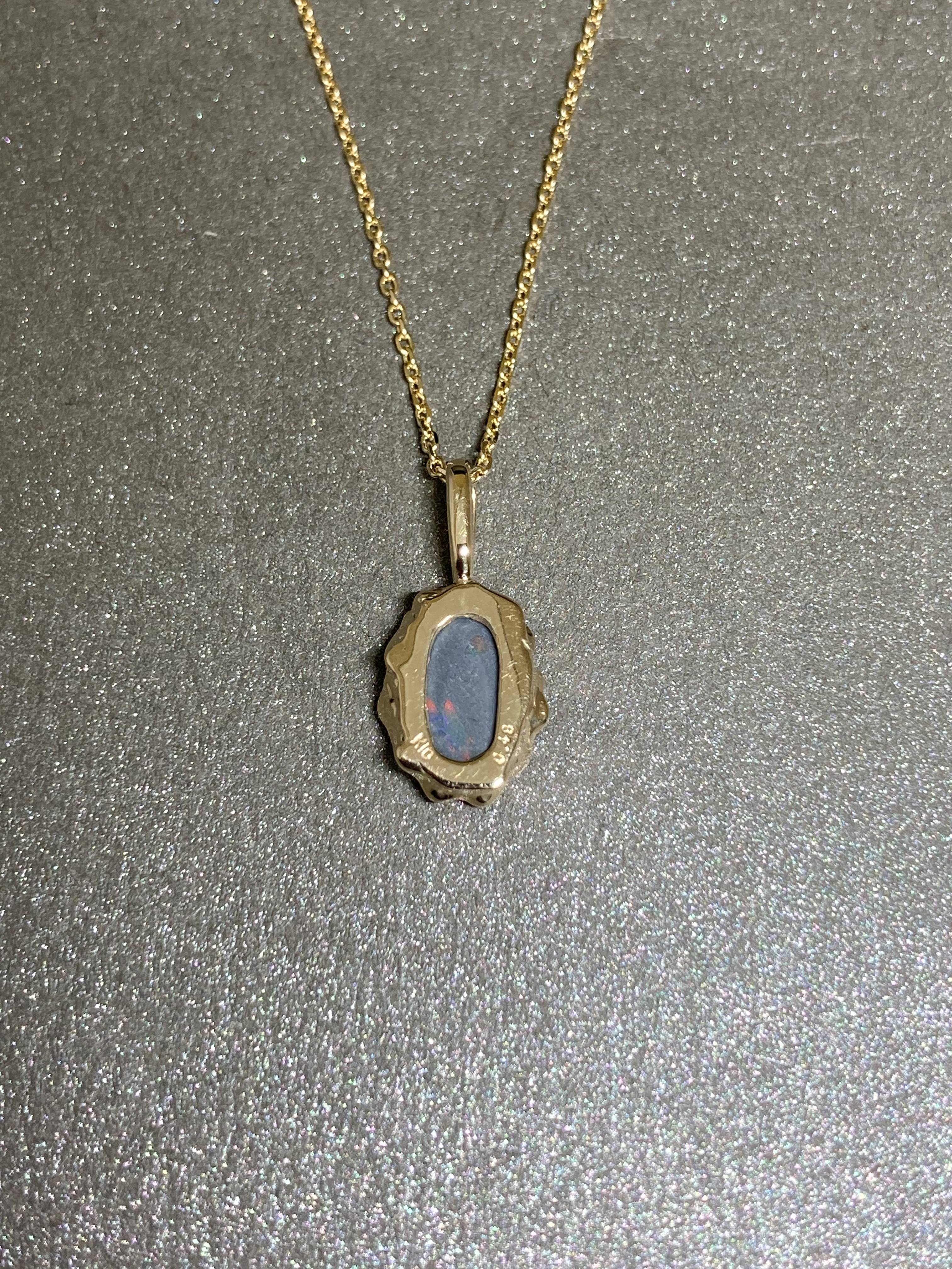 まるで小さな地球のような、海や森林や大陸色の遊色が美しいブラックオパールネックレス