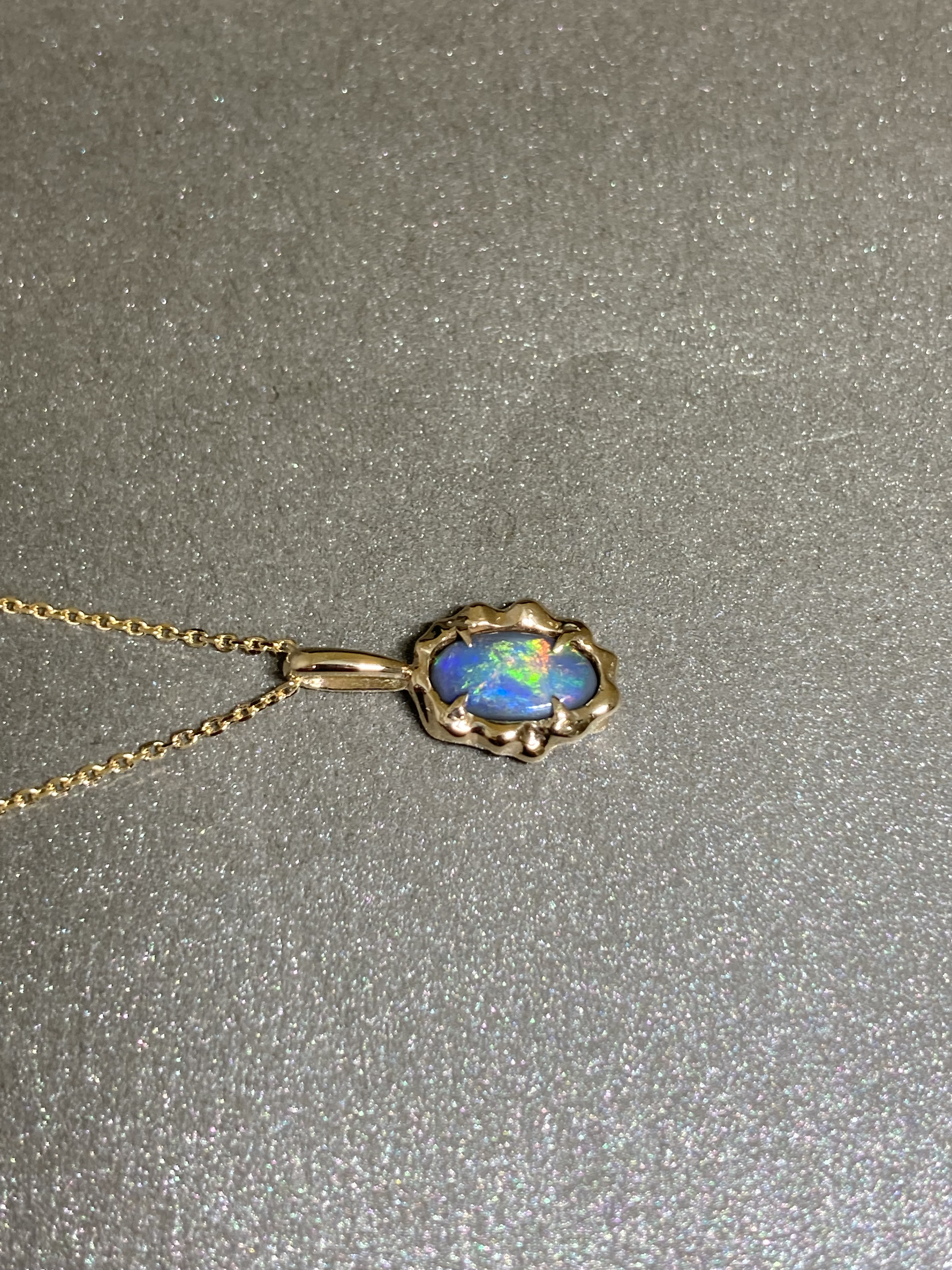 まるで小さな地球のような、海や森林や大陸色の遊色が美しいブラックオパールネックレス