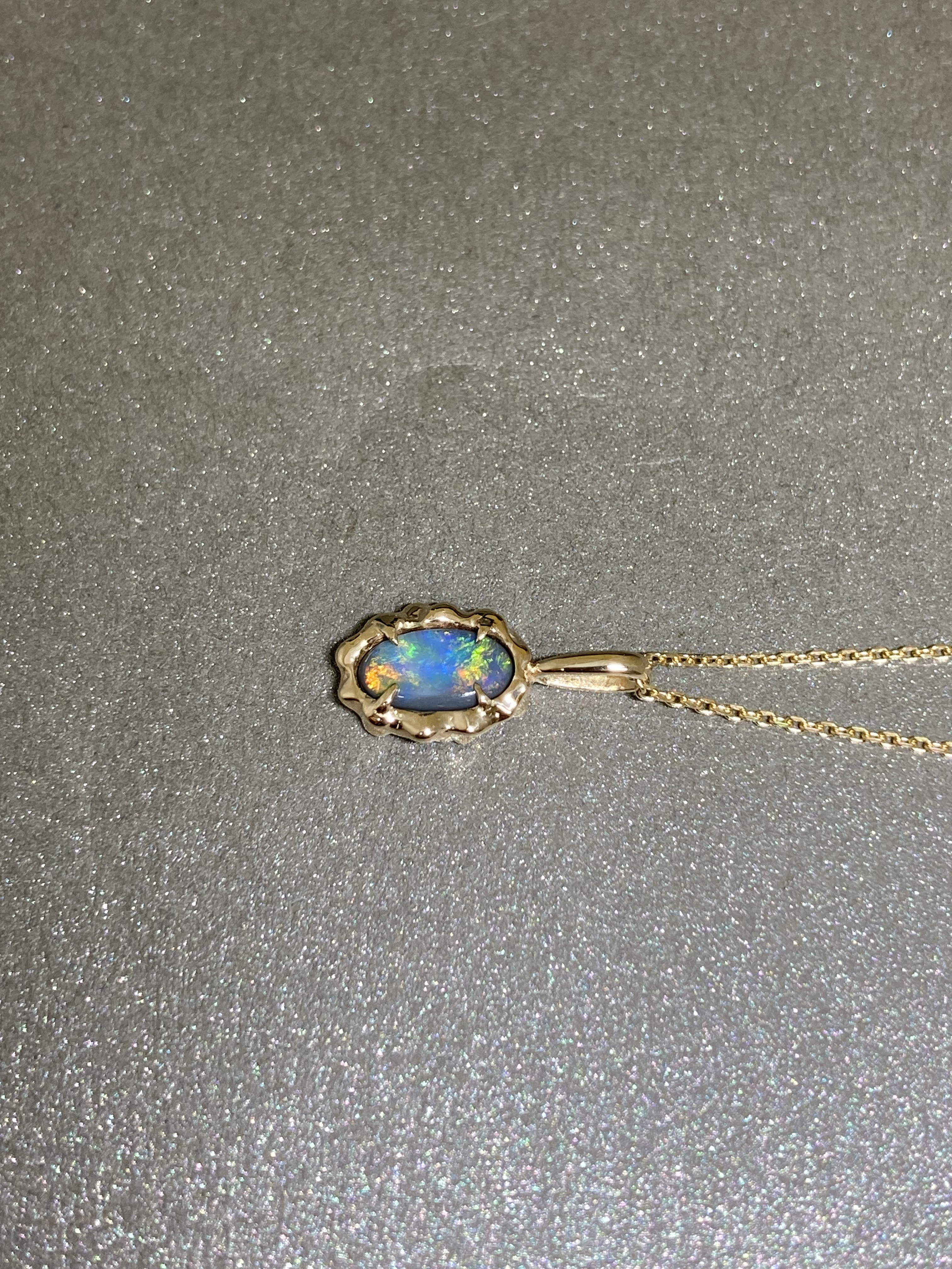 まるで小さな地球のような、海や森林や大陸色の遊色が美しいブラックオパールネックレス