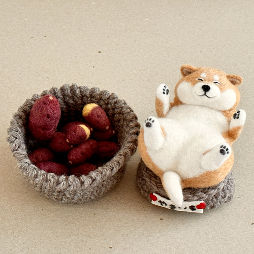 焼き芋にまみれてウハウハ♪赤柴犬さんの置物 羊毛フェルト Kirorin