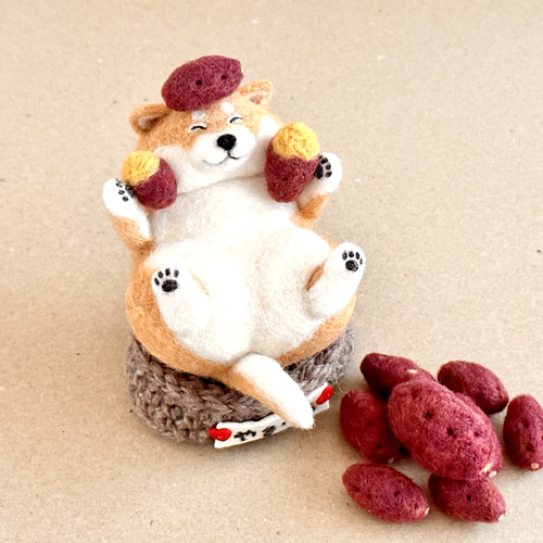 焼き芋にまみれてウハウハ♪赤柴犬さんの置物 羊毛フェルト Kirorin