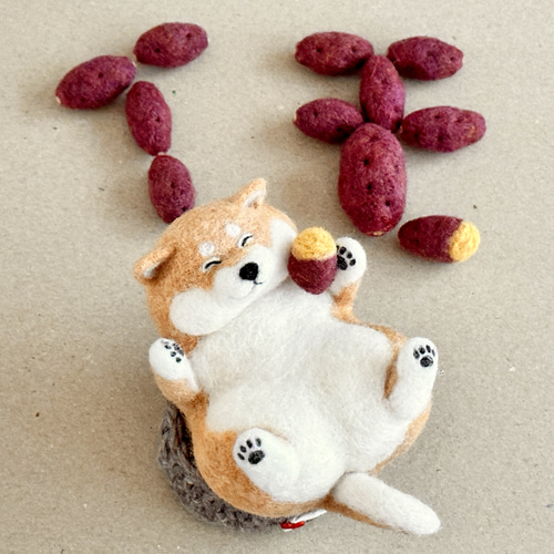 焼き芋にまみれてウハウハ♪赤柴犬さんの置物 羊毛フェルト Kirorin