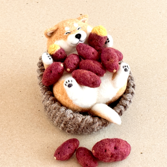 焼き芋にまみれてウハウハ♪赤柴犬さんの置物 羊毛フェルト Kirorin