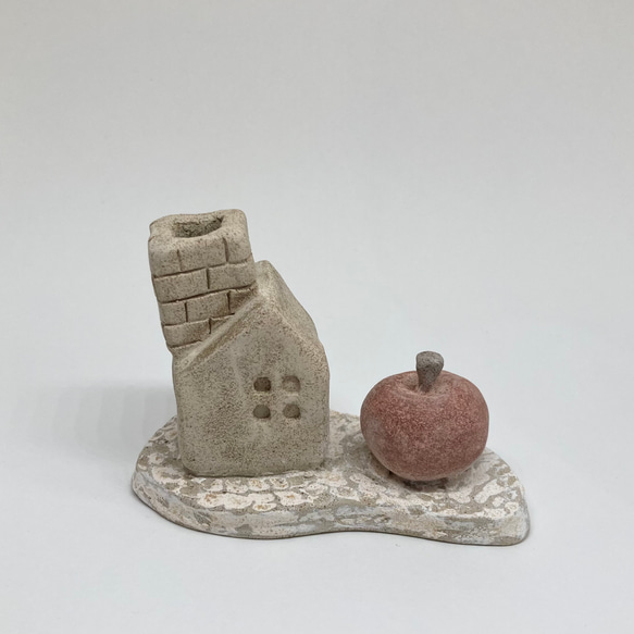「りんごのある家、一輪挿し」ドライフラワーや造花用の花瓶　素焼きのおうち　陶器オブジェ　置物　家型　ハウス型　ミニチュア 2枚目の画像