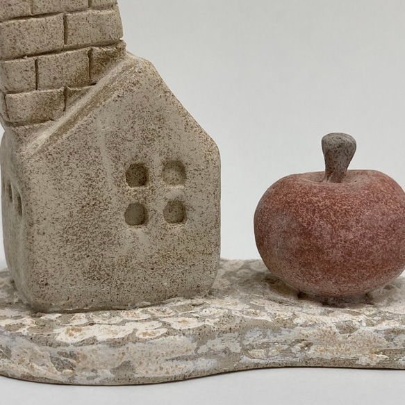 「りんごのある家、一輪挿し」ドライフラワーや造花用の花瓶　素焼きのおうち　陶器オブジェ　置物　家型　ハウス型　ミニチュア 9枚目の画像