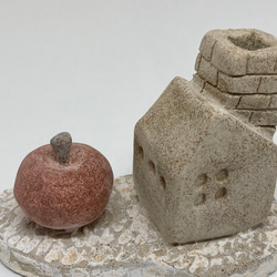 「りんごのある家、一輪挿し」ドライフラワーや造花用の花瓶　素焼きのおうち　陶器オブジェ　置物　家型　ハウス型　ミニチュア 11枚目の画像