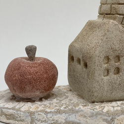 「りんごのある家、一輪挿し」ドライフラワーや造花用の花瓶　素焼きのおうち　陶器オブジェ　置物　家型　ハウス型　ミニチュア 10枚目の画像