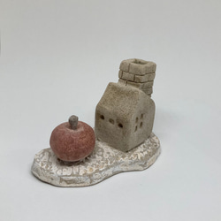 「りんごのある家、一輪挿し」ドライフラワーや造花用の花瓶　素焼きのおうち　陶器オブジェ　置物　家型　ハウス型　ミニチュア 4枚目の画像