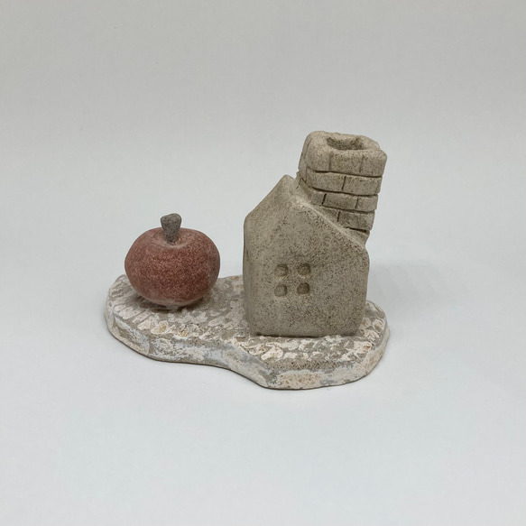 「りんごのある家、一輪挿し」ドライフラワーや造花用の花瓶　素焼きのおうち　陶器オブジェ　置物　家型　ハウス型　ミニチュア 5枚目の画像