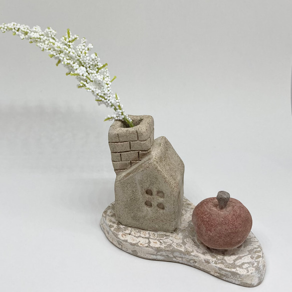 「りんごのある家、一輪挿し」ドライフラワーや造花用の花瓶　素焼きのおうち　陶器オブジェ　置物　家型　ハウス型　ミニチュア 1枚目の画像