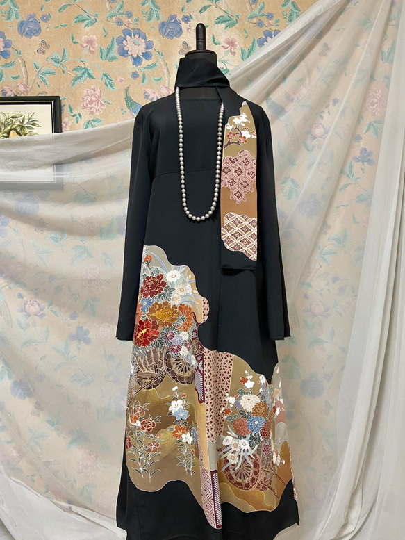 着物リメイク 大輪の花 錦糸の縫い取り 黒留袖ドレス 未使用未 着物リメイク 大輪の花 錦糸の縫い取り 黒留袖ドレス 未使用未