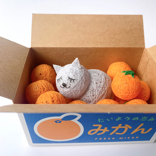 糸玉飾り 猫と小さなみかん箱 その他置物 Chag(ちゃぐ) 通販 糸玉飾り 猫と小さなみかん箱 その他置物 Chag(ちゃぐ) 通販