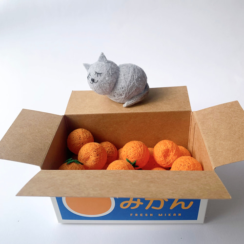 糸玉飾り 猫と小さなみかん箱 その他置物 Chag(ちゃぐ) 通販