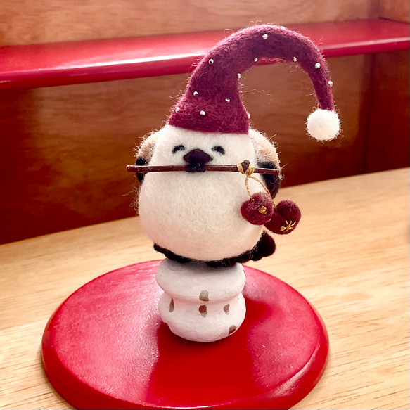 サエナクラエナ作【クリスマスイブにて】 置物にもなる◎クリスマスオーナメント サンタ帽を被った