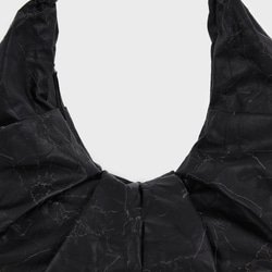 黑岩灰色 Whiplash 爆裂餃子包 oversize皺巴巴布袋斜背包 肩背包 第17張的照片