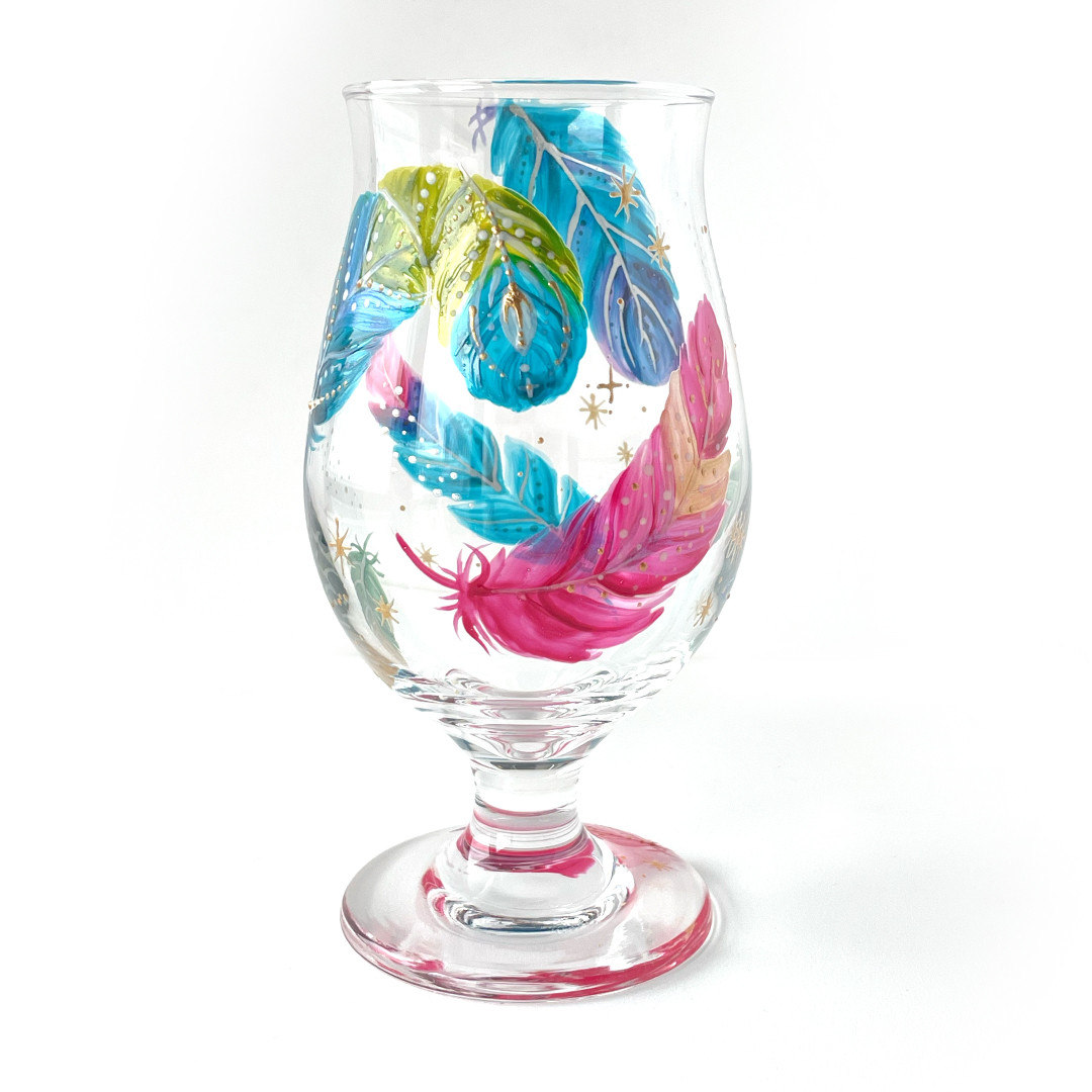 カラフルなフェザーが舞うグラス　手描き/記念日/お祝い/引出物/名入れ（有料）