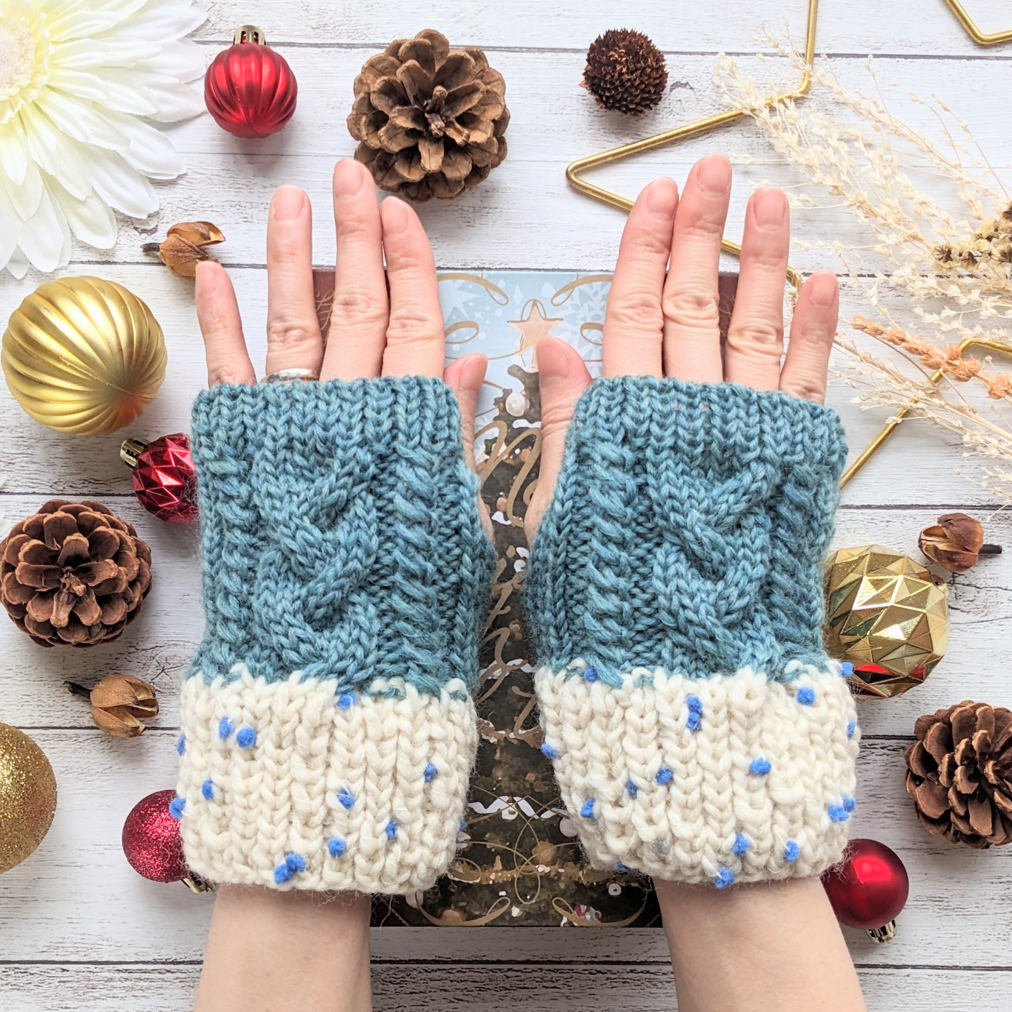 ポンポンウールとアラン模様のハンドウォーマー