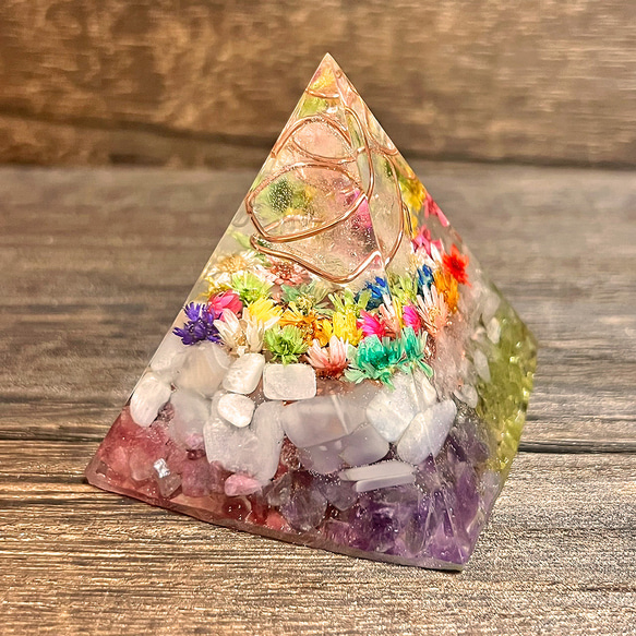 ピラミッド型 花と石 オルゴナイト  【1】ムーンストーン 5枚目の画像