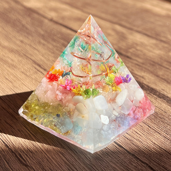 ピラミッド型 花と石 オルゴナイト  【1】ムーンストーン 2枚目の画像