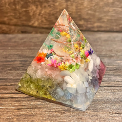 ピラミッド型 花と石 オルゴナイト  【1】ムーンストーン 4枚目の画像