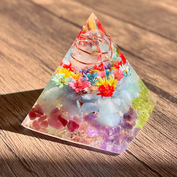 ピラミッド型 花と石 オルゴナイト  【3】アクアマリン 1枚目の画像