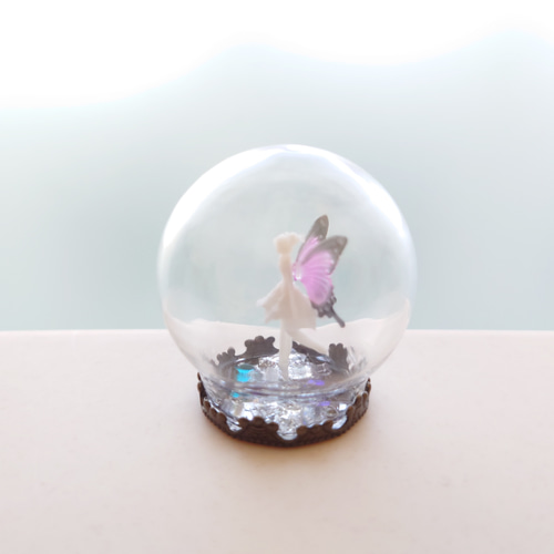 丸いガラスドームの中の 妖精 ＊ 蝶の羽 立体・オブジェ black-tail