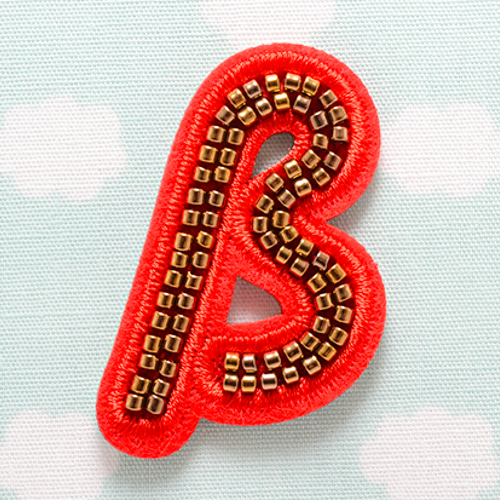 かわいい刺繍ワッペン アルファベットビーズABCDEF シール付き