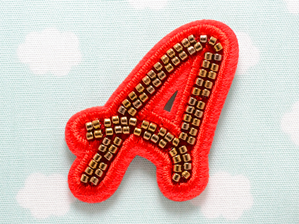 アルベロベロ 【豪華】ぶたさん刺繍 ワッペン スパンコール ビーズ ジップベスト アルファベット・数字】 スパンコール刺繍ワッペン 1枚220円