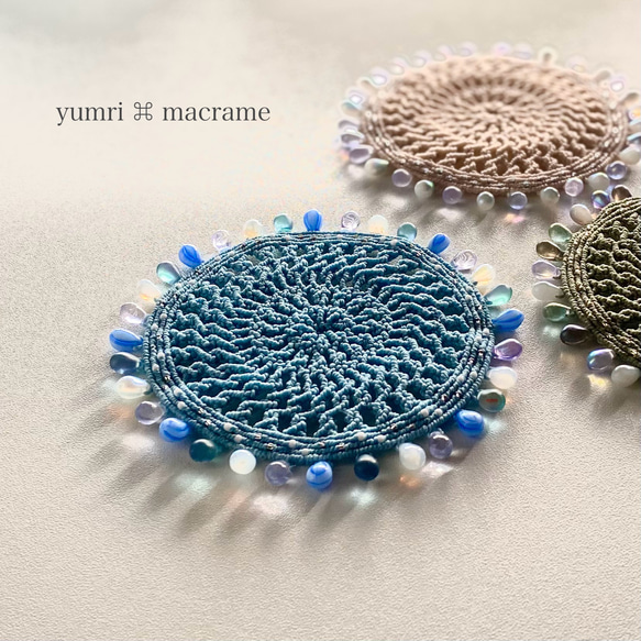 yumri ⌘ macrame しずく型ガラスビーズコースター Ø11.5cm［ライトブルー］ 1枚目の画像