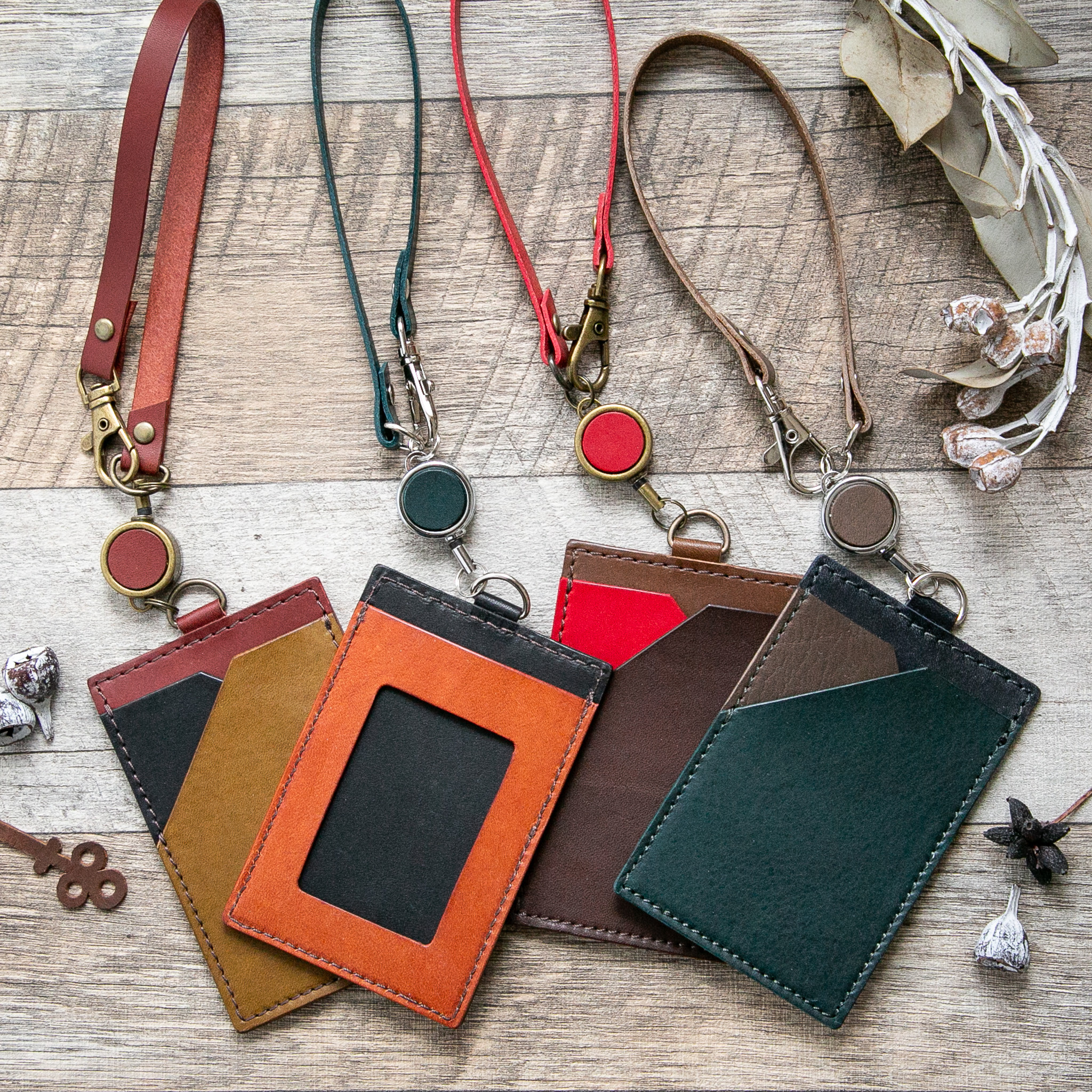 【暮らしを彩る】３色使いのパスケース（リールストラップ付）【配色カスタム無料】