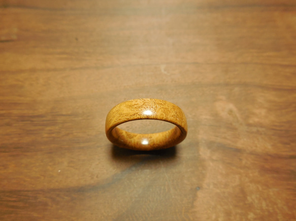 ハリエンジュ(ニセアカシア)瘤杢１ピースの指輪 3枚目の画像