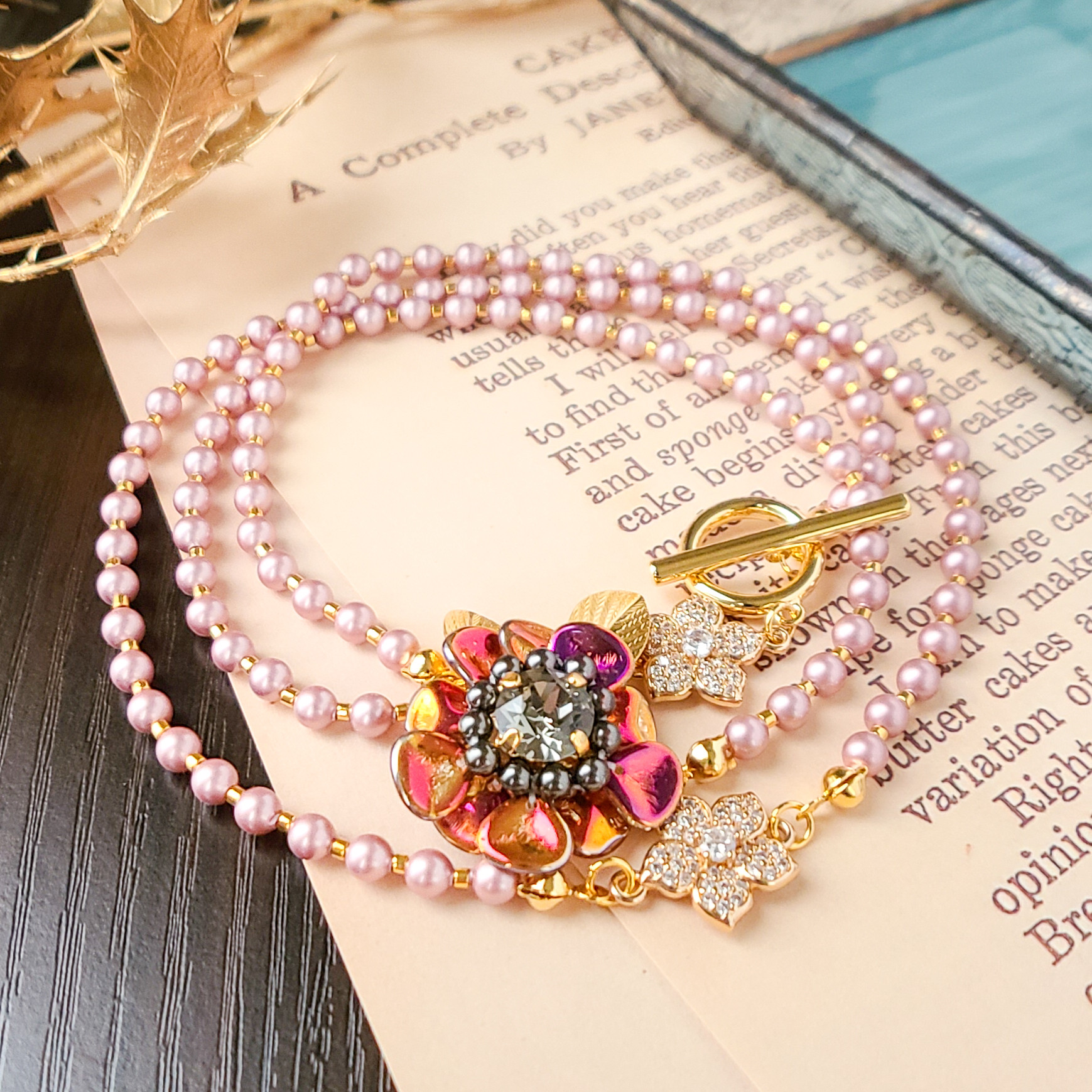 煌めき！キレイめ！特別感！ビジューとクリスタルパールのクリスマスローズ ロングネックレス 70cm【ダスティピンク】