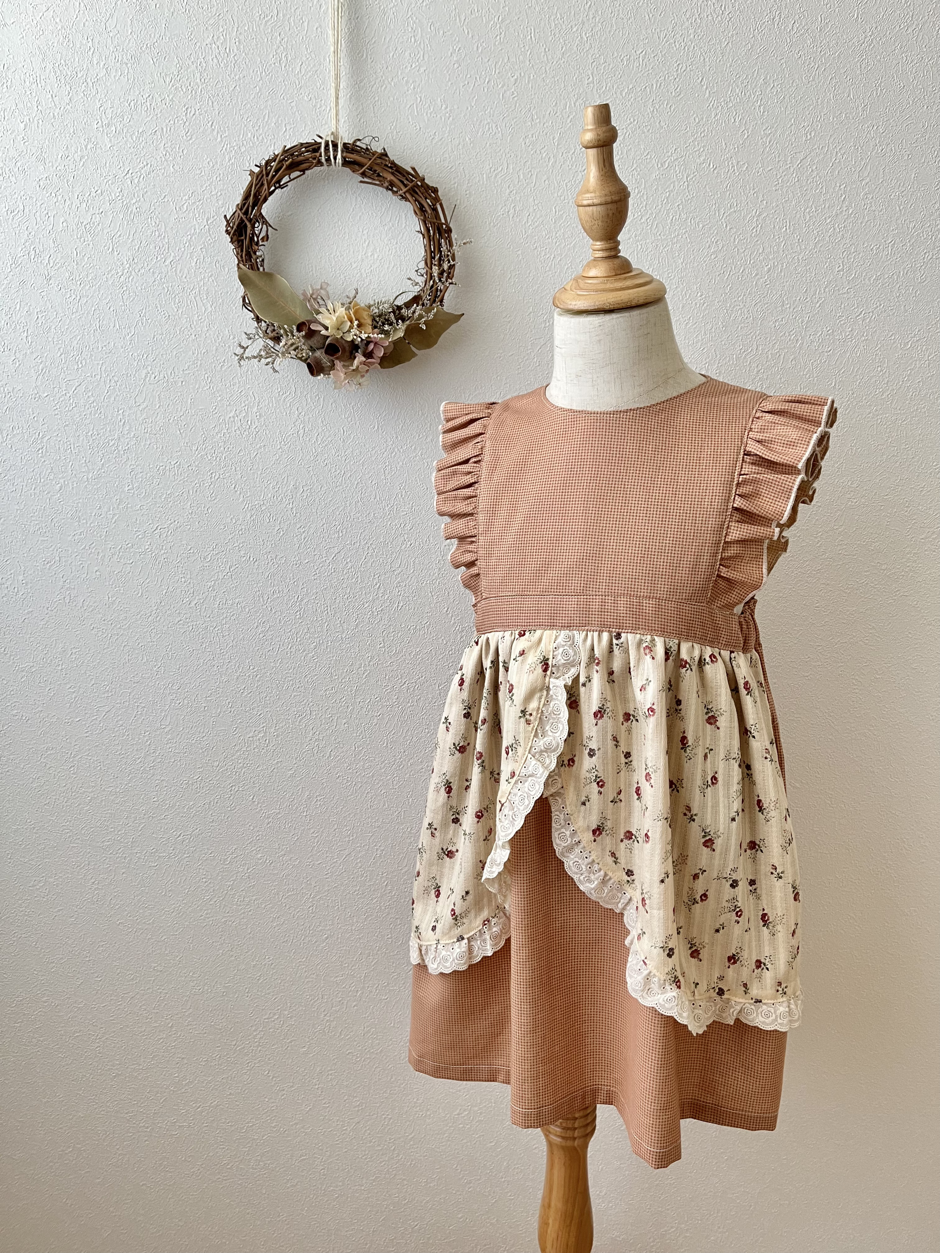 肩フリル＊エプロンワンピース《サイズ110〜120》 子供服 motty