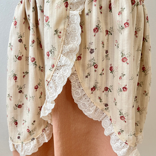肩フリル*エプロンワンピース《サイズ110〜120》 子供服 motty 肩フリル*エプロンワンピース《サイズ110〜120》 子供服 motty