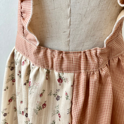 肩フリル*エプロンワンピース《サイズ110〜120》 子供服 motty 肩フリル*エプロンワンピース《サイズ110〜120》 子供服 motty