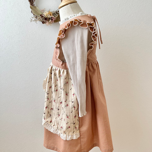 90サイズ(モリス使用)丸襟×肩フリルエプロンワンピース(ピンパーネル