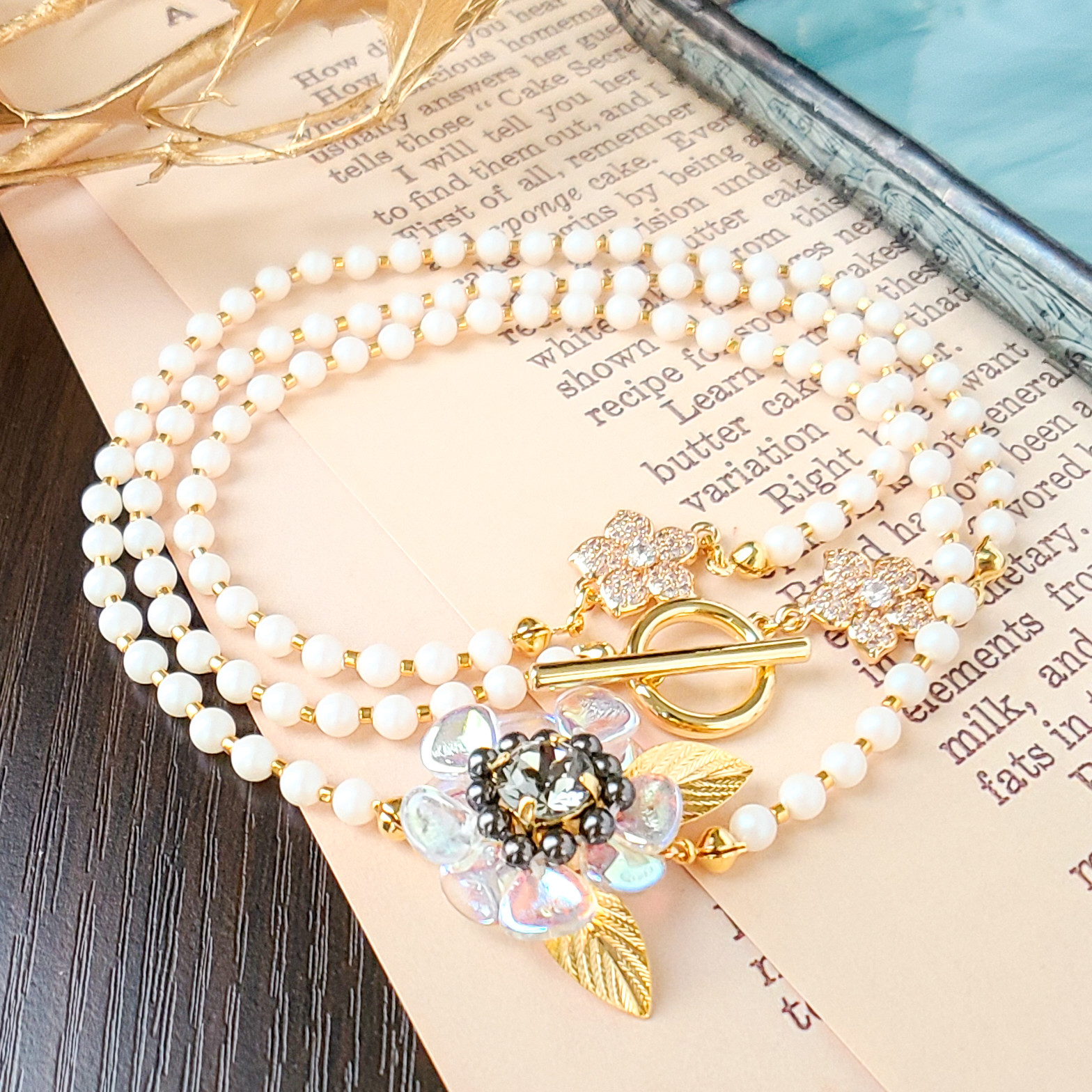 煌めき！キレイめ！特別感！ビジューとクリスタルパールのクリスマスローズ ロングネックレス 70cm【オーロラホワイト】