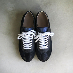 【麂皮混搭】經典設計，高品質真皮！ EMA 運動鞋/黑色 x 金屬藍 第2張的照片