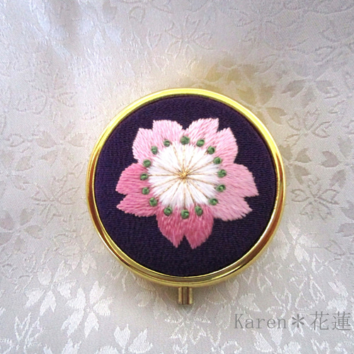 日本刺繍＊桜の花＊絹のアクセサリーケース（ミラー付き）Gold（紫色