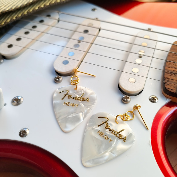 フェンダー ピックピアス/イヤリング〚ホワイトモト〛Fender　音楽　ギター　ライブ　コンサート　♡送料無料♡ 1枚目の画像