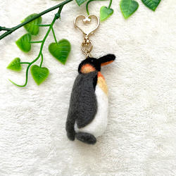 羊毛フェルト・かわいいキングペンギンのキーホルダー 1枚目の画像