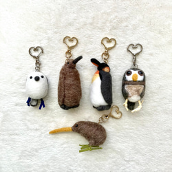 羊毛フェルト・かわいいキングペンギンのキーホルダー 3枚目の画像