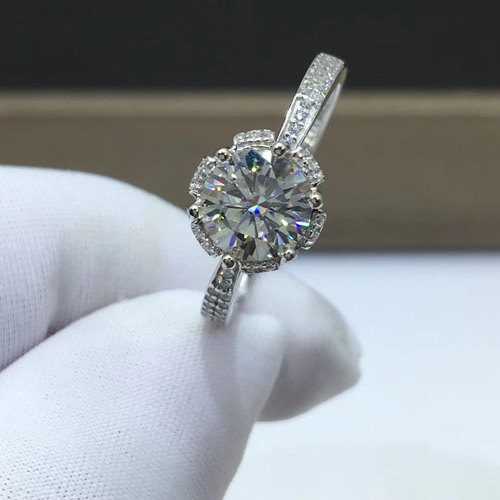 newデザイン】1カラット モアサナイト ダイヤ リング K18WG 指輪  