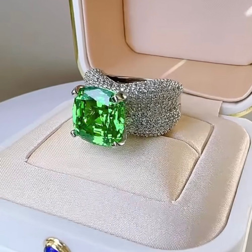 本物天然大きなエメラルド10カラット超えとダイヤのリング