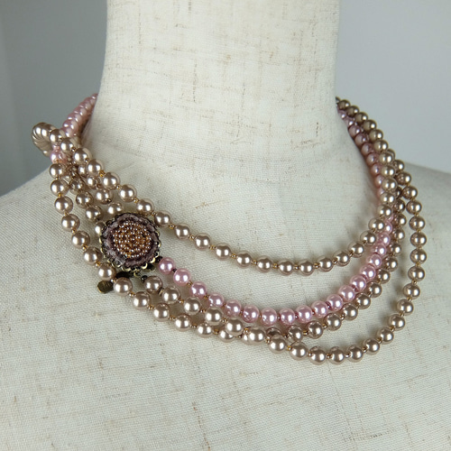 ツートーンカラーのロングネックレス、留め具に凝った2連のロング  